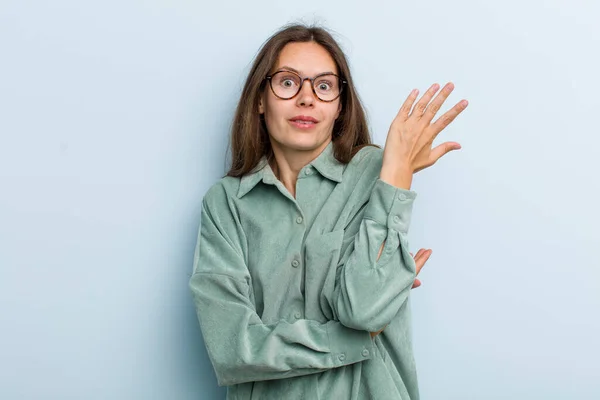 Giovane Donna Adulta Bella Sensazione Confusa Incapace Chiedendosi Una Spiegazione — Foto Stock