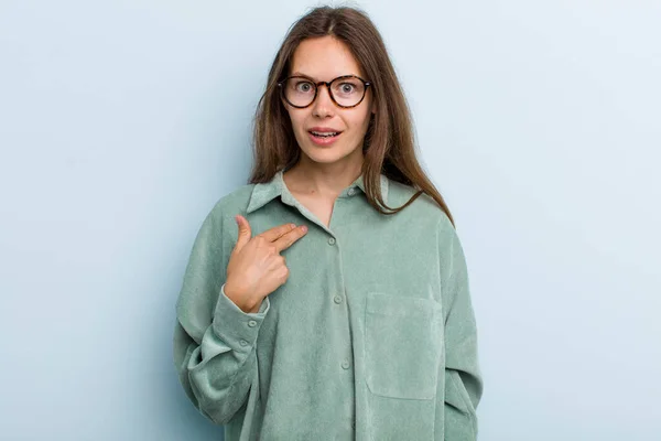 Giovane Donna Adulta Bella Guardando Scioccato Sorpreso Con Bocca Spalancata — Foto Stock