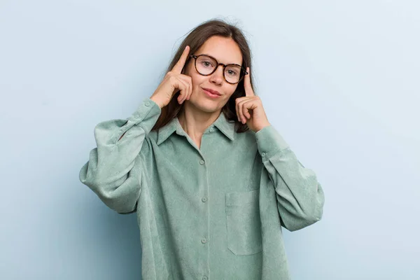 年轻漂亮的女人看上去很专注 认真思考着一个想法 想象着解决一个挑战或问题的办法 — 图库照片