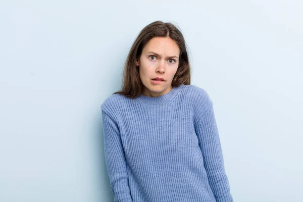 Jovem Adulto Bonita Mulher Sentindo Sem Noção Confuso Incerto Sobre — Fotografia de Stock