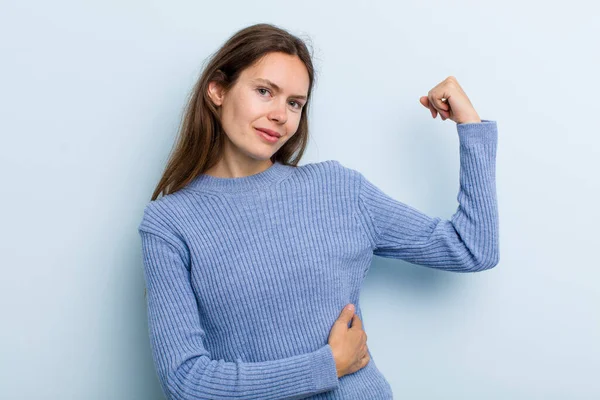 Junge Erwachsene Hübsche Frau Die Sich Glücklich Zufrieden Und Kraftvoll — Stockfoto