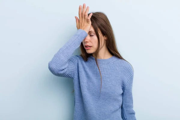 Young Adult Pretty Woman Raising Palm Forehead Thinking Oops Making — Stockfoto