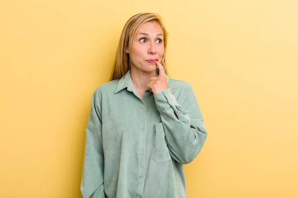 Giovane Bionda Adulta Bella Donna Con Sguardo Sorpreso Nervoso Preoccupato — Foto Stock