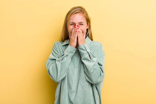 Junge Erwachsene Blonde Hübsche Frau Die Glücklich Fröhlich Glücklich Und — Stockfoto