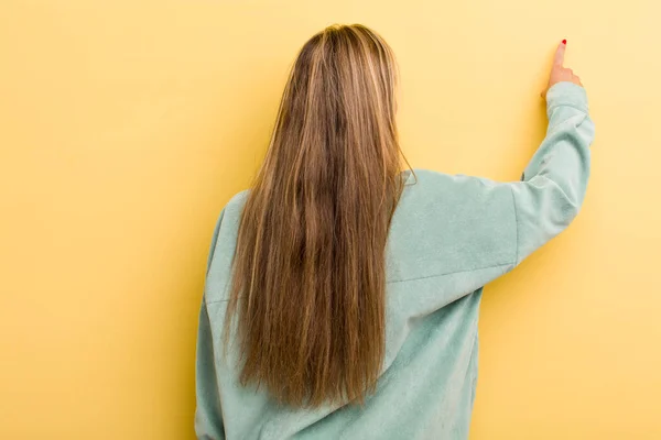 Young Adult Blonde Pretty Woman Standing Pointing Object Copy Space — Stock Photo, Image