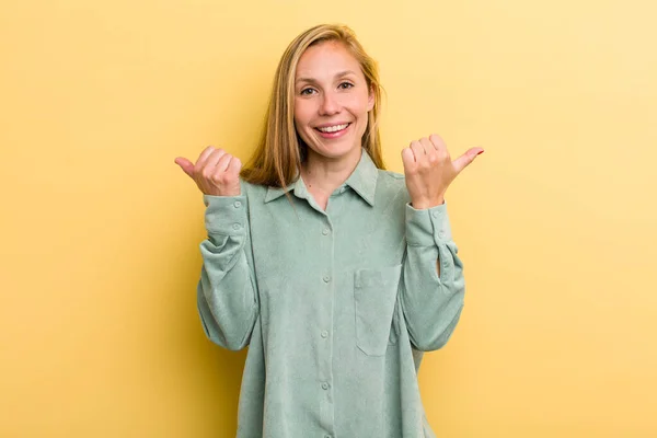 Junge Erwachsene Blonde Hübsche Frau Lächelt Freudig Und Sieht Glücklich — Stockfoto