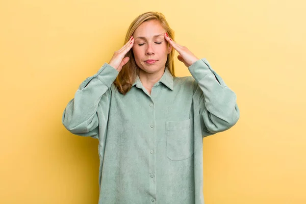 Young Adult Blonde Pretty Woman Looking Concentrated Thoughtful Inspired Brainstorming — Stockfoto