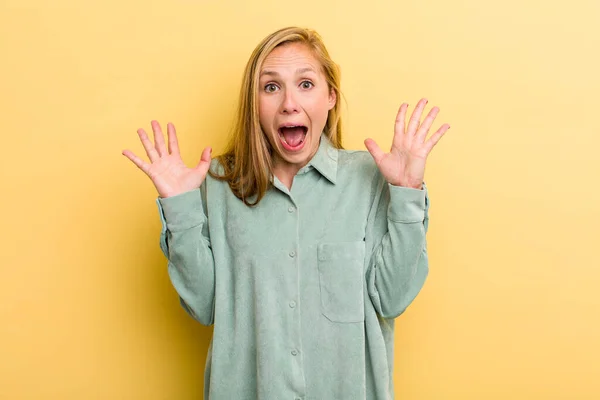 Jong Volwassen Blond Mooi Vrouw Gevoel Gelukkig Opgewonden Verrast Geschokt — Stockfoto