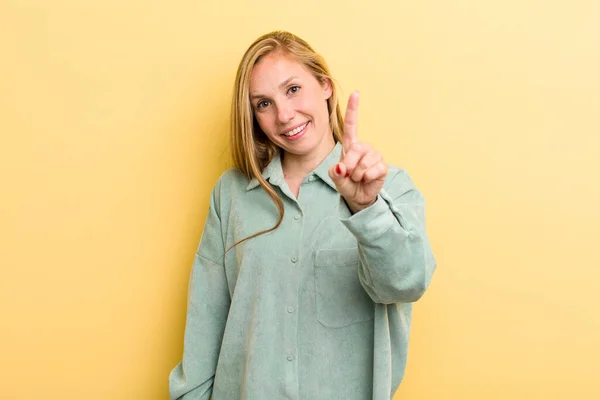 Junge Erwachsene Blonde Hübsche Frau Lächelt Stolz Und Selbstbewusst Und — Stockfoto