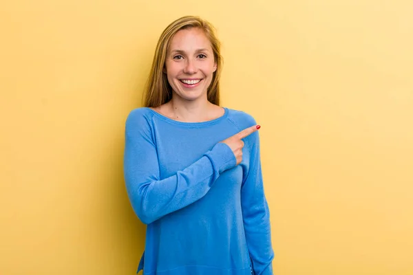 Junge Erwachsene Blonde Hübsche Frau Lächelt Fröhlich Fühlt Sich Glücklich — Stockfoto