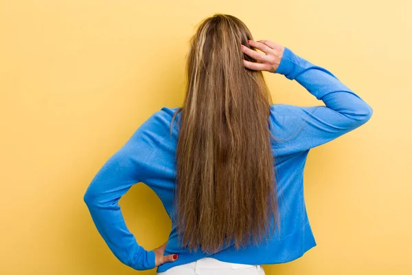 Jong Volwassen Blond Mooie Vrouw Denken Twijfelen Krabben Hoofd Gevoel — Stockfoto