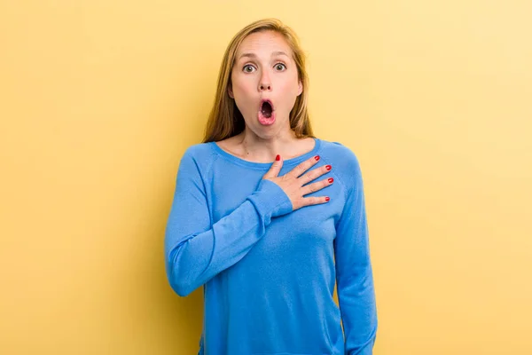 Jong Volwassen Blond Mooi Vrouw Voelen Geschokt Verbaasd Verrast Met — Stockfoto