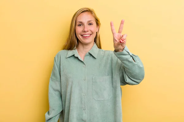 Jovem Mulher Bonita Loira Adulta Sorrindo Olhando Amigável Mostrando Número — Fotografia de Stock