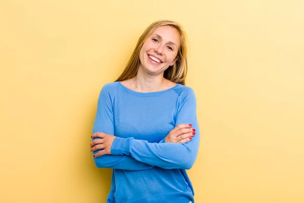 Νεαρή Ενήλικη Ξανθιά Όμορφη Γυναίκα Γελάει Ευτυχισμένη Σταυρωμένα Χέρια Μια — Φωτογραφία Αρχείου