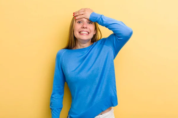 Giovane Bionda Adulta Bella Donna Nel Panico Una Scadenza Dimenticata — Foto Stock