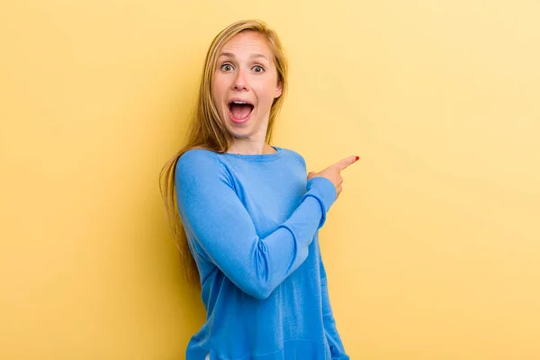 Young Adult Blonde Pretty Woman Looking Excited Surprised Pointing Side — Foto Stock