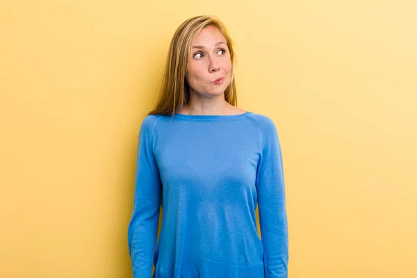 Young Adult Blonde Pretty Woman Looking Puzzled Confused Wondering Trying — Stock Photo, Image