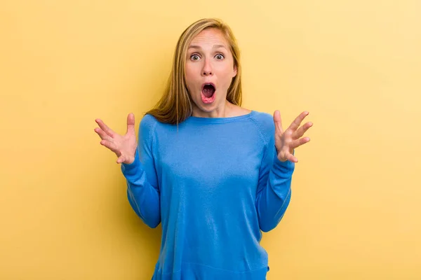 Young Adult Blonde Pretty Woman Open Mouthed Amazed Shocked Astonished — Stockfoto