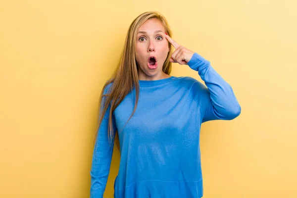 Young Adult Blonde Pretty Woman Looking Surprised Open Mouthed Shocked — Stock Photo, Image
