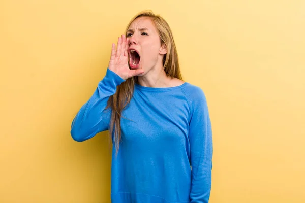 Junge Erwachsene Blonde Hübsche Frau Schreit Laut Und Wütend Platz — Stockfoto