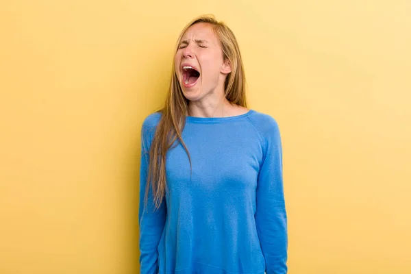 Young Adult Blonde Pretty Woman Screaming Furiously Shouting Aggressively Looking — 图库照片