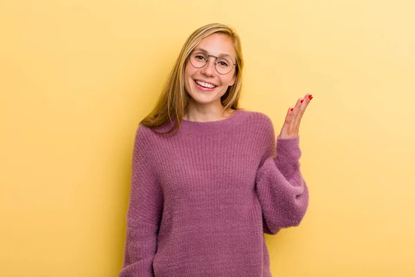Jong Volwassen Blond Mooi Vrouw Gevoel Gelukkig Verrast Vrolijk Glimlachen — Stockfoto