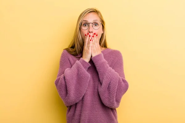 Giovane Bionda Adulta Bella Donna Sente Preoccupata Sconvolta Spaventata Coprendo — Foto Stock