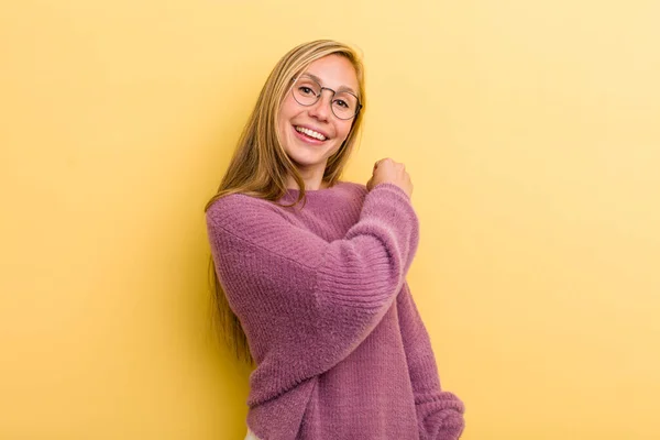 Young Adult Blonde Pretty Woman Feeling Happy Positive Successful Motivated — Stockfoto