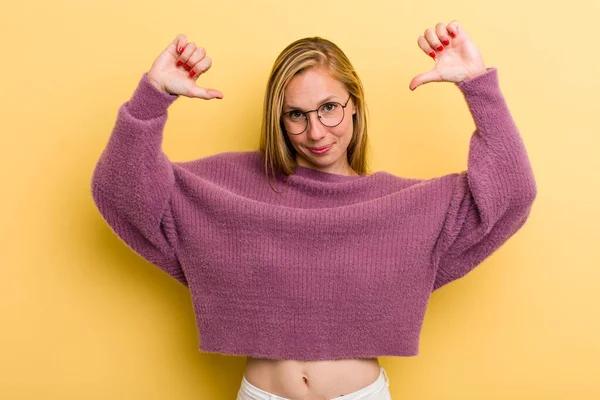 Giovane Bionda Adulta Bella Donna Sente Orgogliosa Arrogante Sicura Sembra — Foto Stock