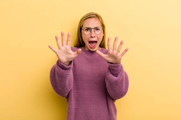 Jong Volwassen Blond Mooi Vrouw Gevoel Bang Terugtrekken Schreeuwen Horror — Stockfoto