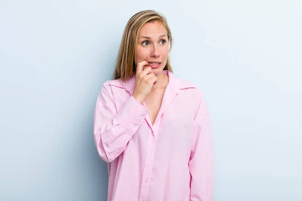 Junge Erwachsene Blonde Hübsche Frau Mit Überraschtem Nervösem Besorgtem Oder — Stockfoto