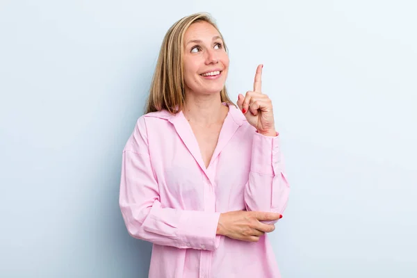 Jong Volwassen Blond Mooi Vrouw Glimlachen Gelukkig Kijken Zijwaarts Afvragen — Stockfoto