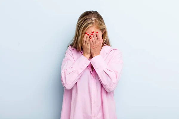 Giovane Bionda Adulta Bella Donna Triste Frustrata Nervosa Depressa Che — Foto Stock