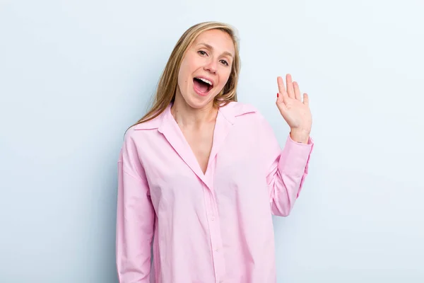 Jong Volwassen Blond Mooi Vrouw Glimlachen Gelukkig Vrolijk Zwaaien Hand — Stockfoto