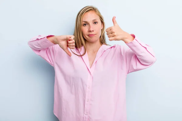 Giovane Bionda Adulta Bella Donna Sente Confusa Inconsapevole Insicura Ponderando — Foto Stock