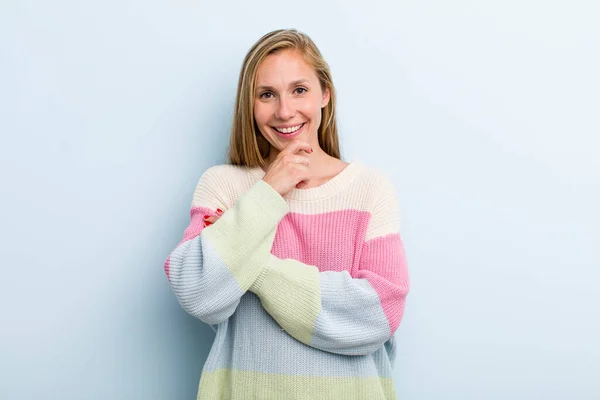 Jong Volwassen Blond Mooi Vrouw Glimlachen Genieten Van Het Leven — Stockfoto