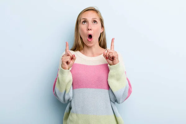 Young Adult Blonde Pretty Woman Looking Shocked Amazed Open Mouthed — Stock Photo, Image