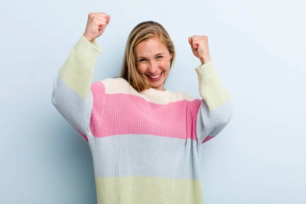 Young Adult Blonde Pretty Woman Shouting Triumphantly Looking Excited Happy — Stockfoto