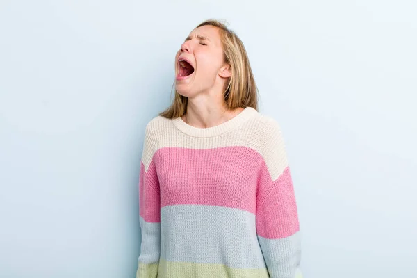 Young Adult Blonde Pretty Woman Screaming Furiously Shouting Aggressively Looking — Stock Photo, Image