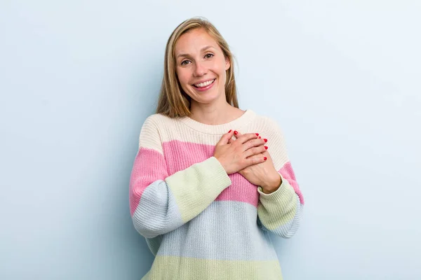 Jovem Mulher Bonita Loira Adulta Sentindo Romântico Feliz Apaixonado Sorrindo — Fotografia de Stock