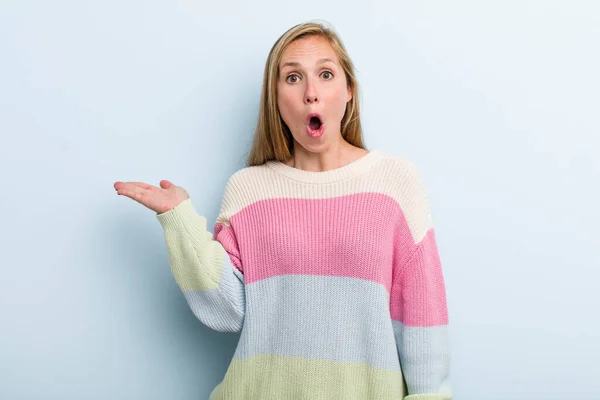 Young Adult Blonde Pretty Woman Looking Surprised Shocked Jaw Dropped — Stockfoto