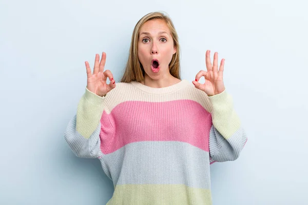 Young Adult Blonde Pretty Woman Feeling Shocked Amazed Surprised Showing — Stockfoto