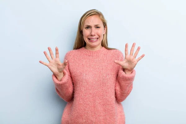 Giovane Bionda Adulta Bella Donna Sente Stupefatto Spaventato Temendo Qualcosa — Foto Stock