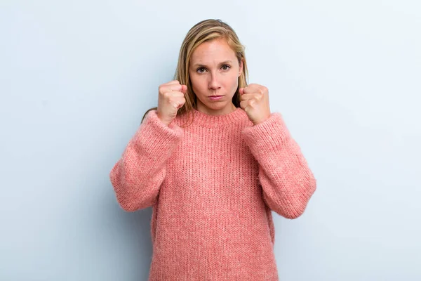 Jong Volwassen Blond Mooi Vrouw Zoek Zelfverzekerd Boos Sterk Agressief — Stockfoto