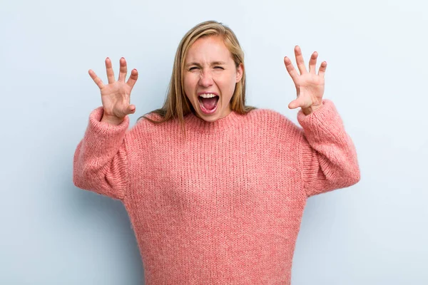 Junge Erwachsene Blonde Hübsche Frau Schreit Panik Oder Wut Schockiert — Stockfoto