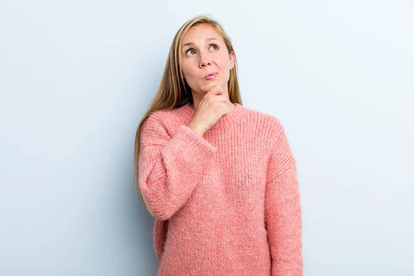 Junge Erwachsene Blonde Hübsche Frau Denkt Fühlt Sich Zweifelhaft Und — Stockfoto