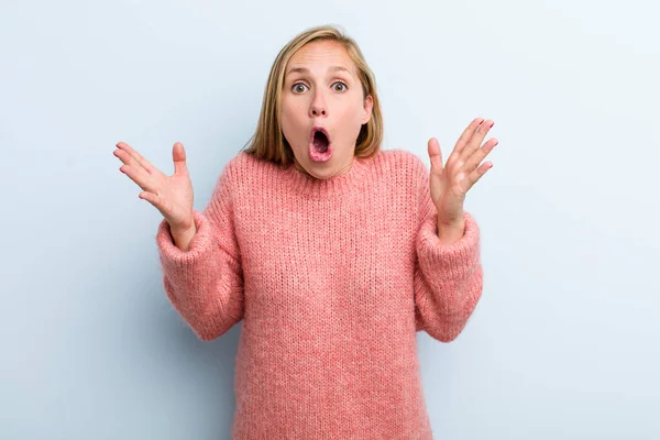 Young Adult Blonde Pretty Woman Feeling Extremely Shocked Surprised Anxious — Foto Stock