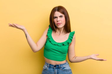 Şaşkın, kafası karışmış ve stresli görünen genç ve güzel bir kadın. Farklı seçenekler arasında merak ediyor. Belirsiz hissediyor.