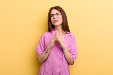 Genç ve güzel bir kadın gururlu, yaramaz ve kibirli. Şeytani bir plan yaparken ya da bir numara düşünürken.