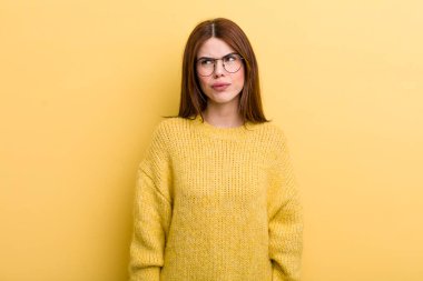 Genç ve güzel bir kadın kafası karışık ve şüpheli hissediyor, merak ediyor ya da karar vermeye çalışıyor.